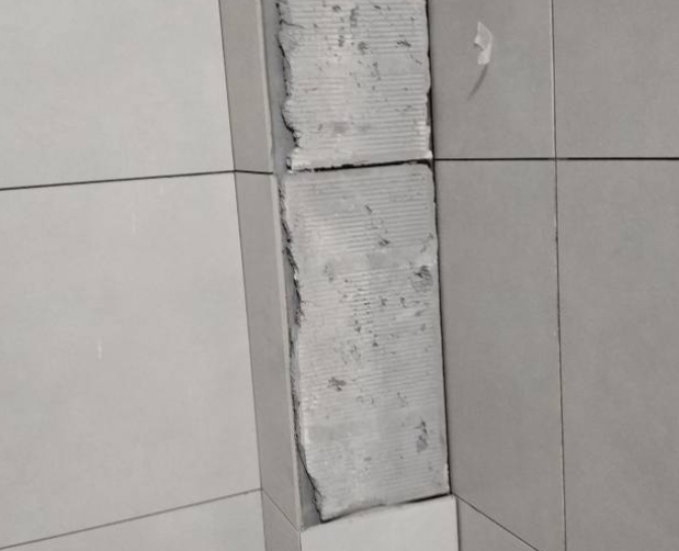 浠水瓷砖空鼓维修公司分享下瓷砖施工前基层浇水润湿程度不足，可能导致以下问题