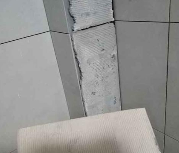 浠水瓷砖空鼓维修公司分享下厨房瓷砖脱落的补救措施。